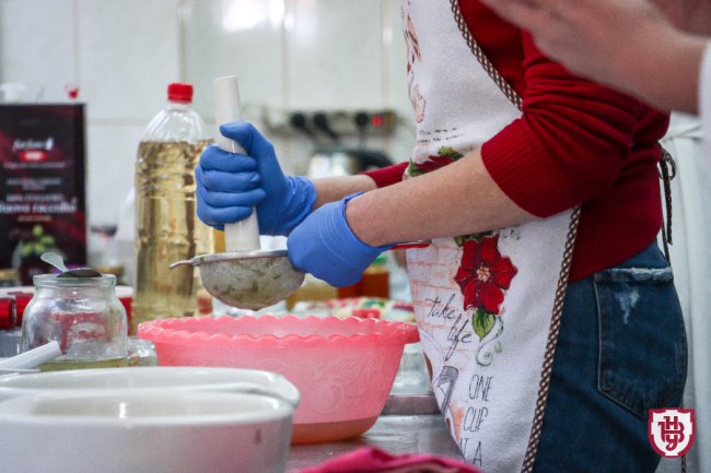 У волинському університеті виготовляють мазі для ЗСУ. ФОТО