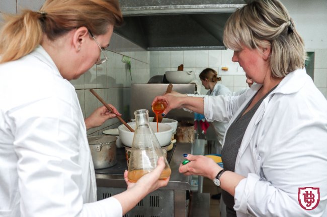 У волинському університеті виготовляють мазі для ЗСУ. ФОТО