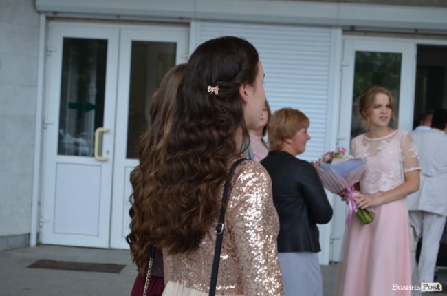 Квіти у волоссі та легкі «хвилі»: зачіски луцьких випускниць. ФОТО