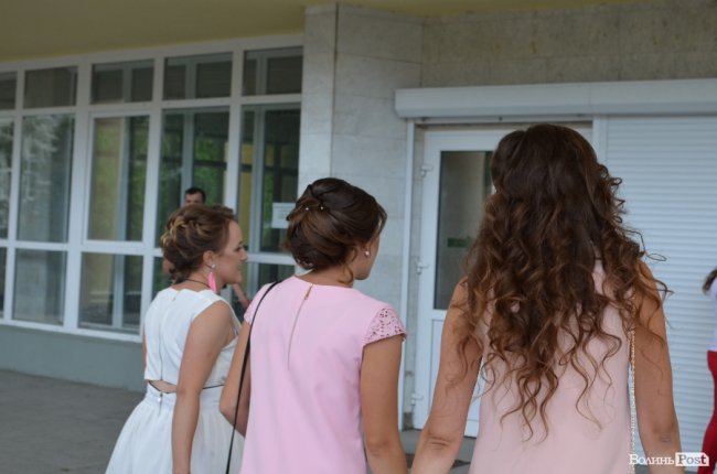 Квіти у волоссі та легкі «хвилі»: зачіски луцьких випускниць. ФОТО