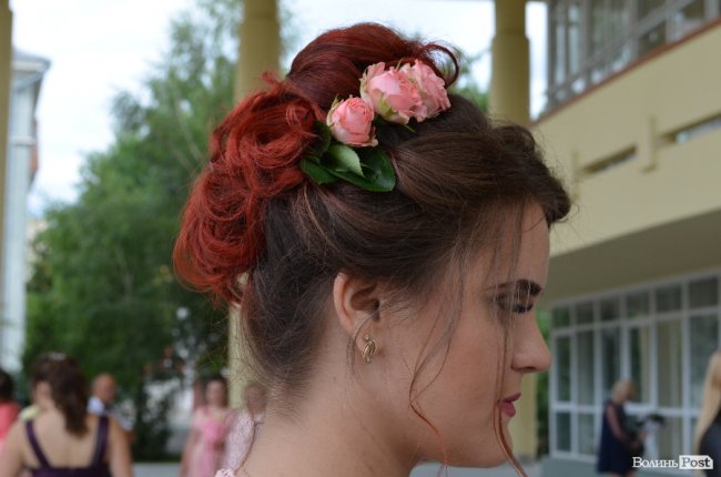 Квіти у волоссі та легкі «хвилі»: зачіски луцьких випускниць. ФОТО
