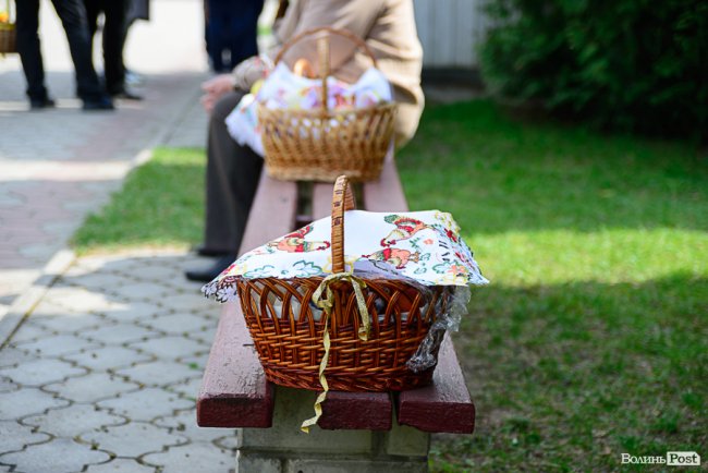 У Луцьку вже почали освячувати великодні кошики. Фото