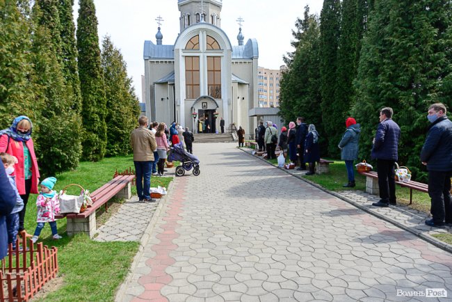 У Луцьку вже почали освячувати великодні кошики. Фото