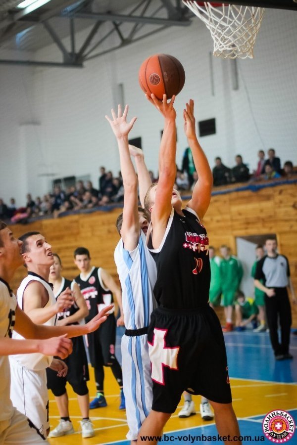 Фото міжнародного баскетбольного турніру в Луцьку
