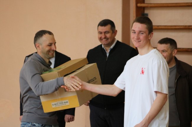 Дві сільські школи на Волині отримали гвинтівки та інше обладнання для біатлону