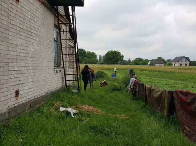 Антисанітарія та купа мотлоху: на Ківерцівщині перевірили умови проживання дітей у кризових сім'ях. ФОТО