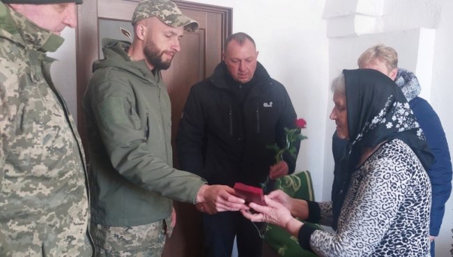 Посмертну нагороду волинського воїна вручили його мамі