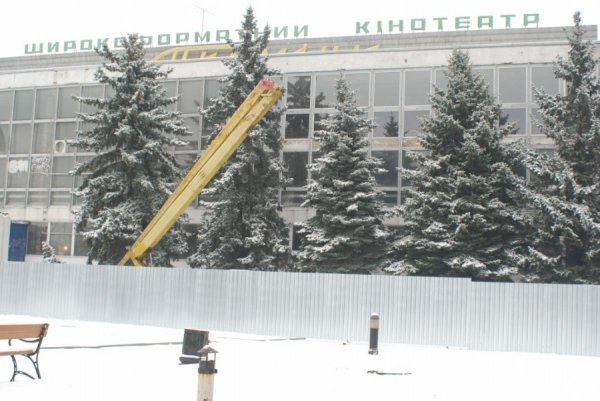 У Луцьку стартувала реконструкція «Променя»: зрізають ялинки. ФОТО. ВІДЕО. ДОКУМЕНТИ