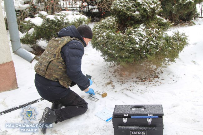 У Рівному біля школи знайшли бойову гранату.  ФОТО
