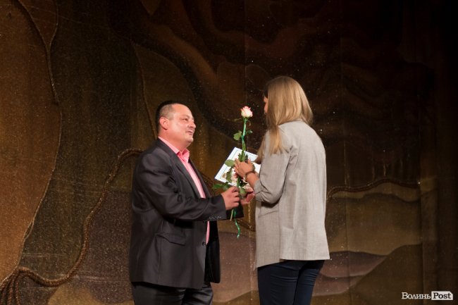 Квіти, подяки та музичний концерт: волинських медпрацівників привітали з професійним  святом