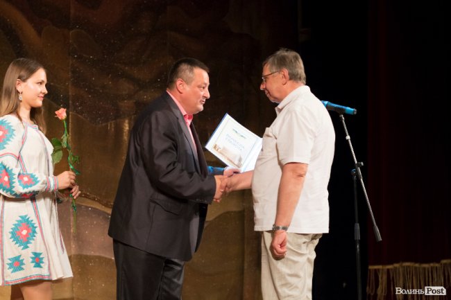 Квіти, подяки та музичний концерт: волинських медпрацівників привітали з професійним  святом