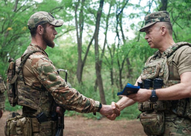 Після полону повернувся на фронт: воїн з Волині отримав «Золотий хрест» від Сирського