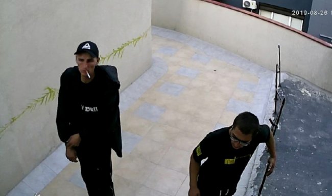 У Луцьку двоє чоловіків просто під камерами відеонагляду вкрали дитячий велосипед. ФОТО