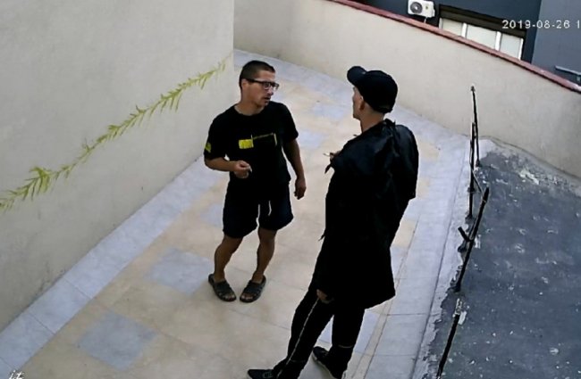 У Луцьку двоє чоловіків просто під камерами відеонагляду вкрали дитячий велосипед. ФОТО