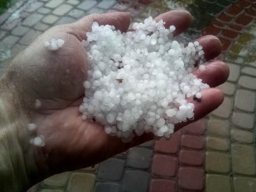 Градом побило городину, а вулиці міст перетворились на ріки: Україною прокотилася негода. ВІДЕО