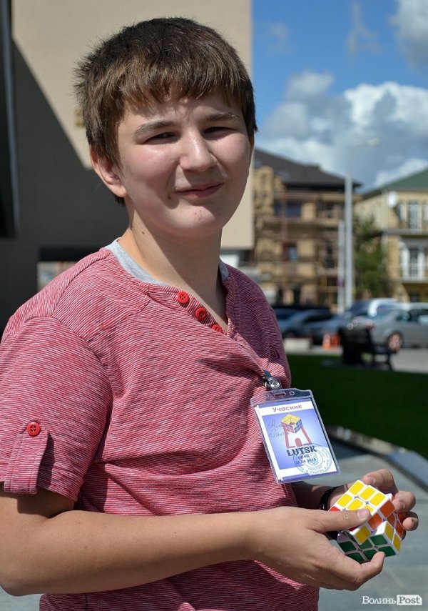 У Луцьку відбувся чемпіонат зі складання кубика Рубіка. ФОТО