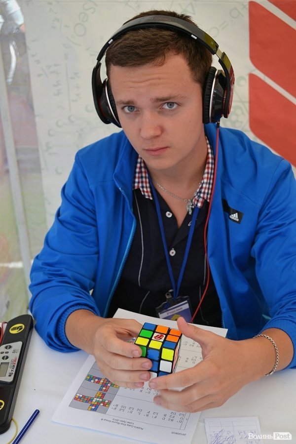 У Луцьку відбувся чемпіонат зі складання кубика Рубіка. ФОТО