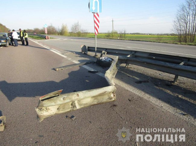 Легковик влетів у відбійник: в жахливій аварії на Житомирщині постраждали волиняни. ФОТО