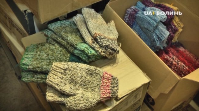 Незряча лучанка зв'язала 300 пар рукавиць для військових на передову. ВІДЕО