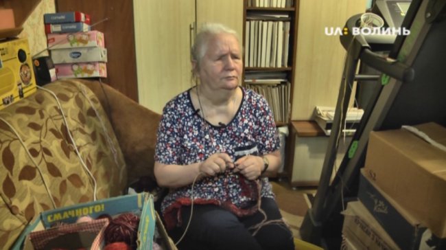 Незряча лучанка зв'язала 300 пар рукавиць для військових на передову. ВІДЕО