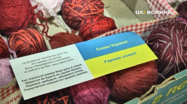 Незряча лучанка зв'язала 300 пар рукавиць для військових на передову. ВІДЕО