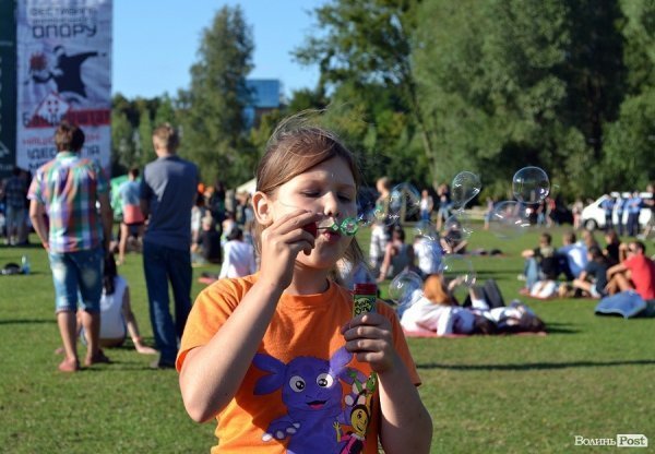 Діти  і «Бандерштат». ФОТО