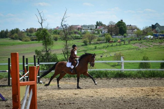 Вперше в Україні у змаганнях з кінного спорту взяли участь «сонячні» діти з Луцька. ФОТО
