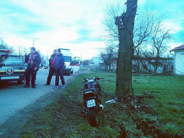 Аварія на Волині: мотоцикліст на великій швидкості врізався у дерево. ФОТО