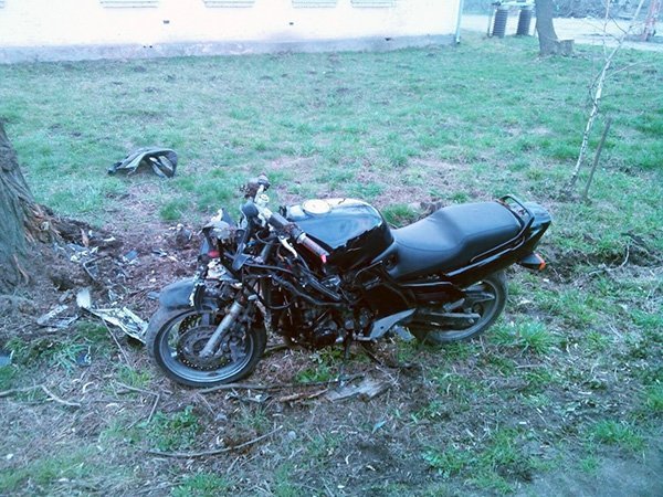 Аварія на Волині: мотоцикліст на великій швидкості врізався у дерево. ФОТО