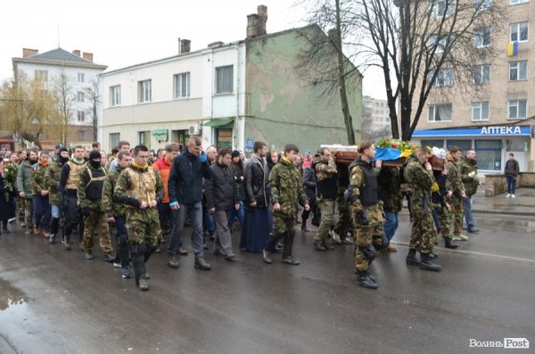 «Герої не вмирають!», – у Луцьку провели в останню путь майданівця. ФОТО. ВІДЕО