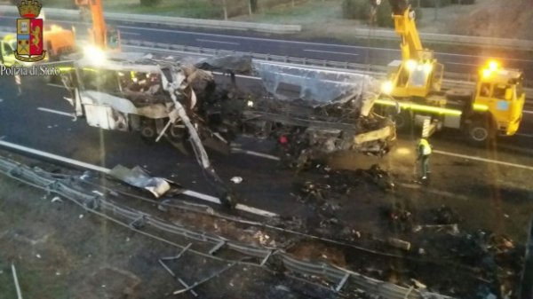 З’явилися фото згорілого в Італії автобуса 