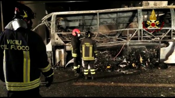 З’явилися фото згорілого в Італії автобуса 