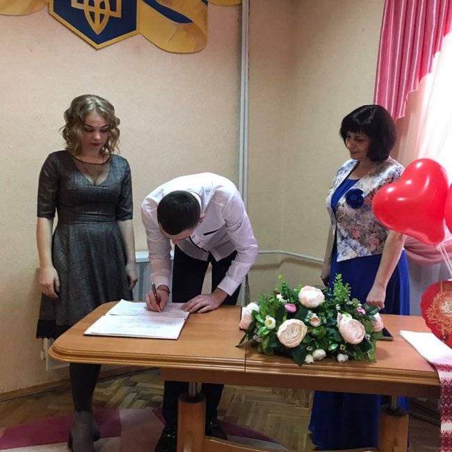 Розказали, скільки пар розписалися у День Валентина в Рожищі. ФОТО