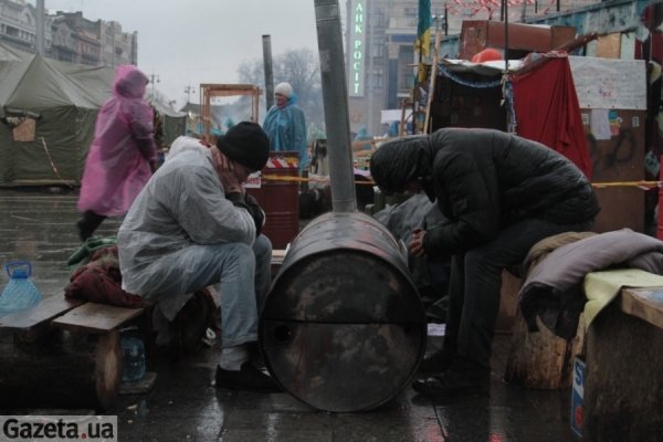 Як Євромайдан бореться з дощем. ФОТО