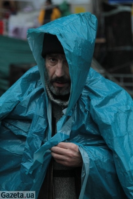 Як Євромайдан бореться з дощем. ФОТО