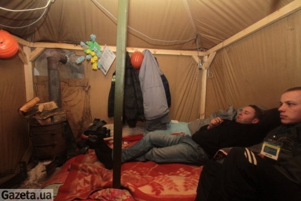 Як Євромайдан бореться з дощем. ФОТО