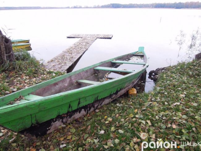 Безлюддя і човни з водою: волинське озеро восени. ФОТО