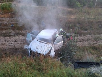 На Волині автомобіль з’їхав у кювет і загорівся