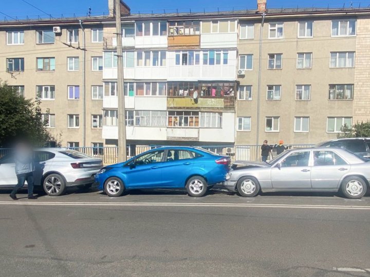 У Луцьку на мосту зіштовхнулись три автівки