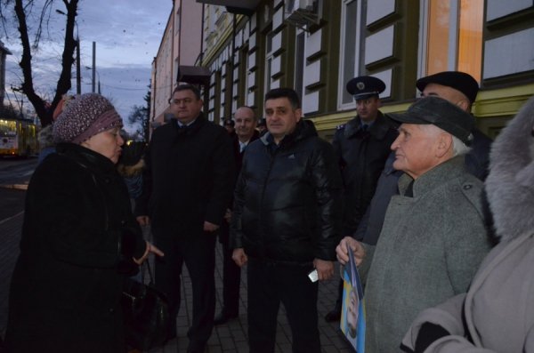 Під прокуратурою Волині - пікет з перевернутими «Януковичами». ФОТО 