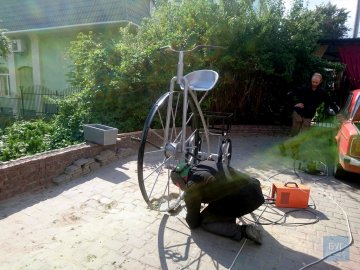 Мешканці Володимира подарували місту статую-велосипед. ФОТО