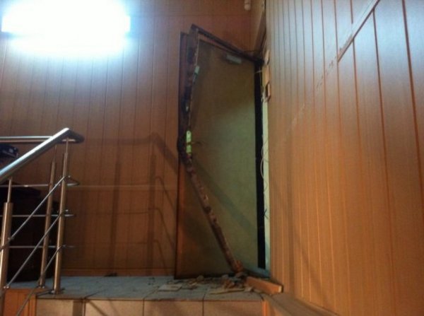 Фото розгромленого офісу