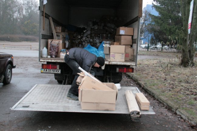 З Луцька вивезли вантажівку відпрацьованих ламп та термометрів. ФОТО