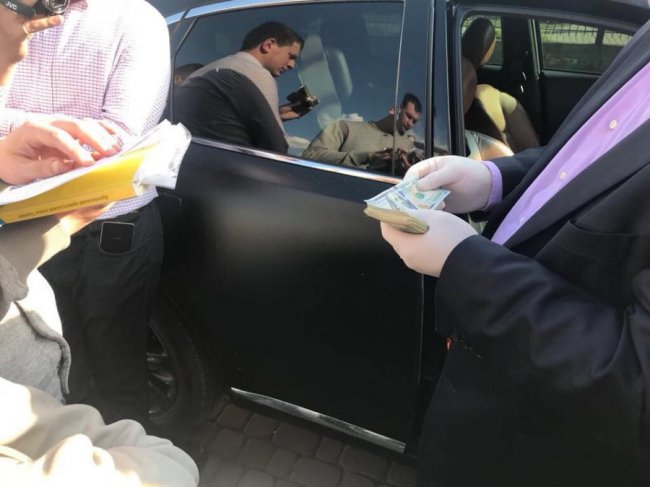 Луценко показав пачку доларів хабара у справі Рачкова