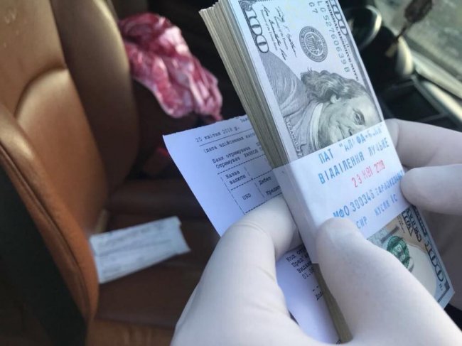 Луценко показав пачку доларів хабара у справі Рачкова