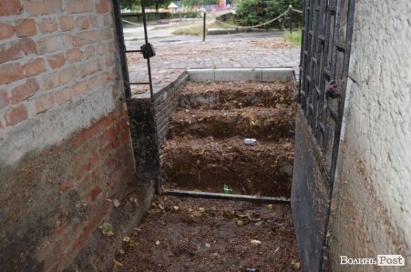 проспект Соборності, 13. Підвал