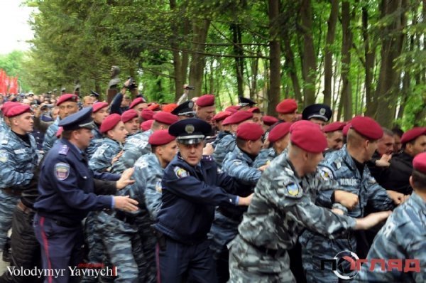 У Тернополі в День Перемоги «скрутили» свободівців. ФОТО. ВІДЕО