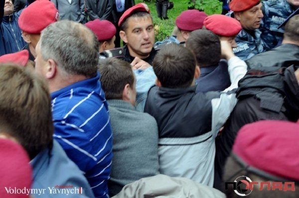 У Тернополі в День Перемоги «скрутили» свободівців. ФОТО. ВІДЕО