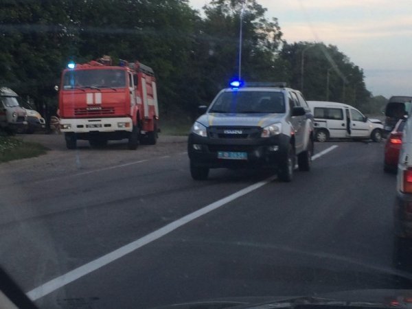 Аварія на Волині: зіткнулись дві автівки і автобус. ФОТО
