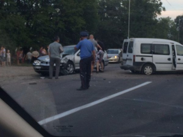 Аварія на Волині: зіткнулись дві автівки і автобус. ФОТО